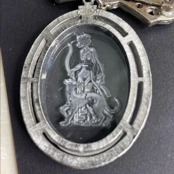 Vintage Avon "Diana The Huntress" Glass Intaglio Cameo Pendent Brooch - Picture 3 of 10